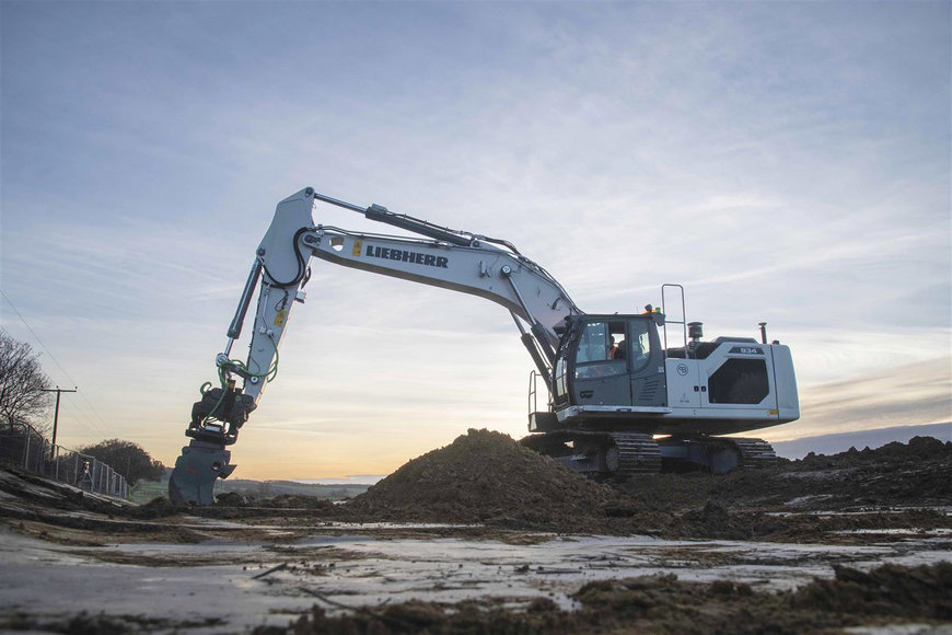 A world first in Great Britain: delivery of Liebherr’s first hydraulic excavator with a factory-fitted Leica Geosystems machine control system